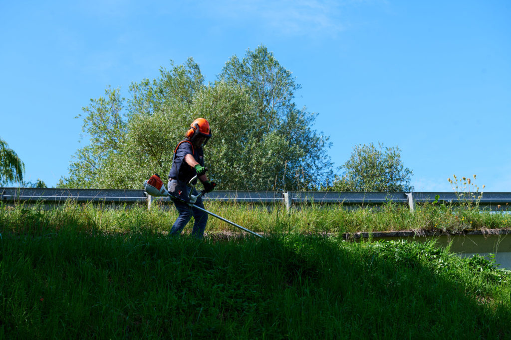 Ein Mitglied des Vereins schneidet die Leiteinrichtung frei